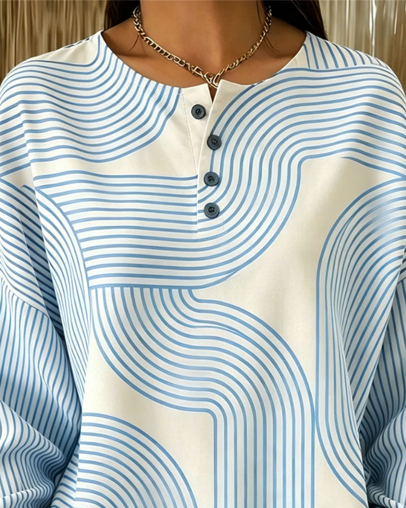 Damebluse med abstrakt stribemønster og knapper