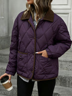 Chaqueta acolchada de rombos para mujer con cuello en contraste