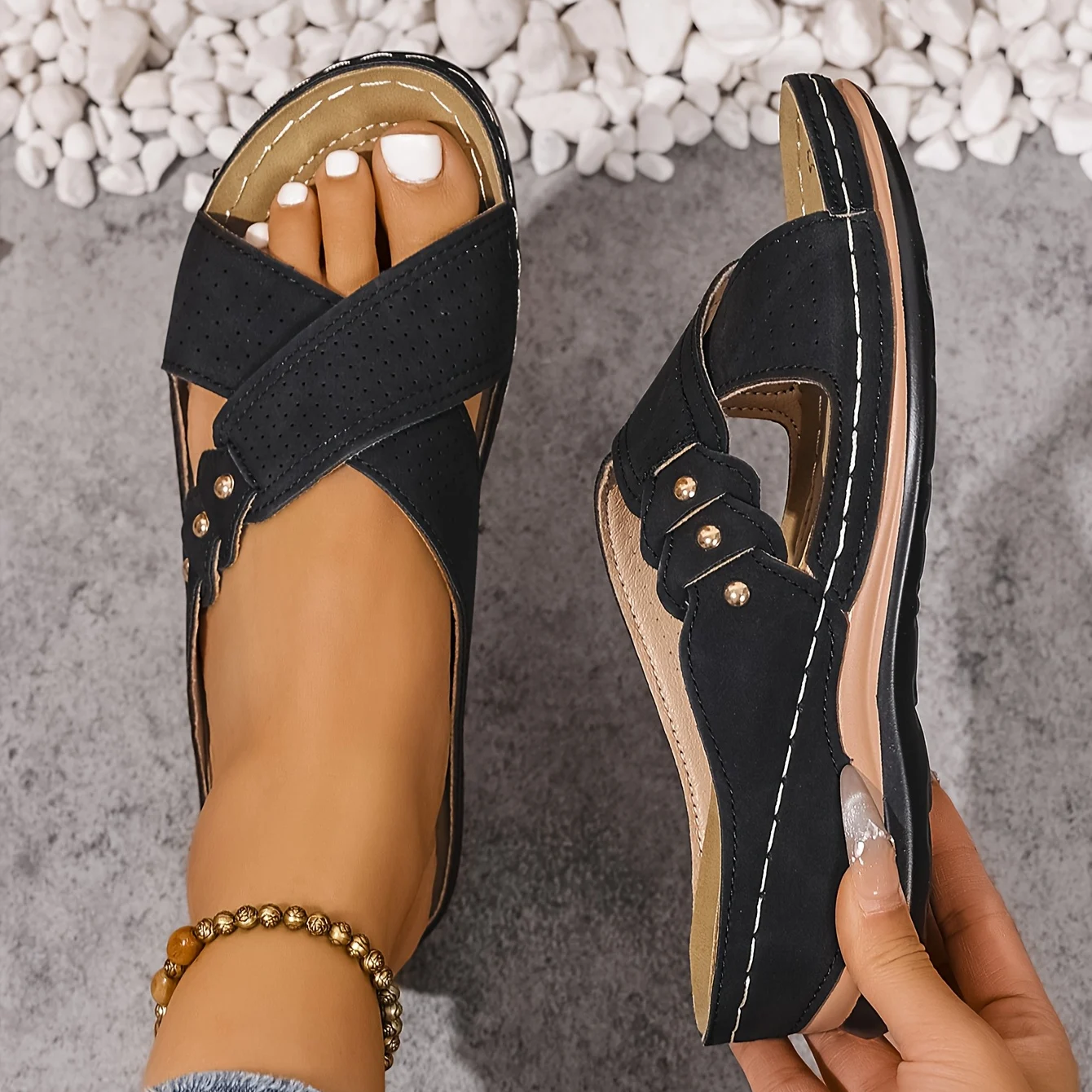 Sandales confortables à enfiler pour femme avec design à brides croisées