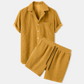 Herresæt med tekstureret skjorte med knapper foran og shorts