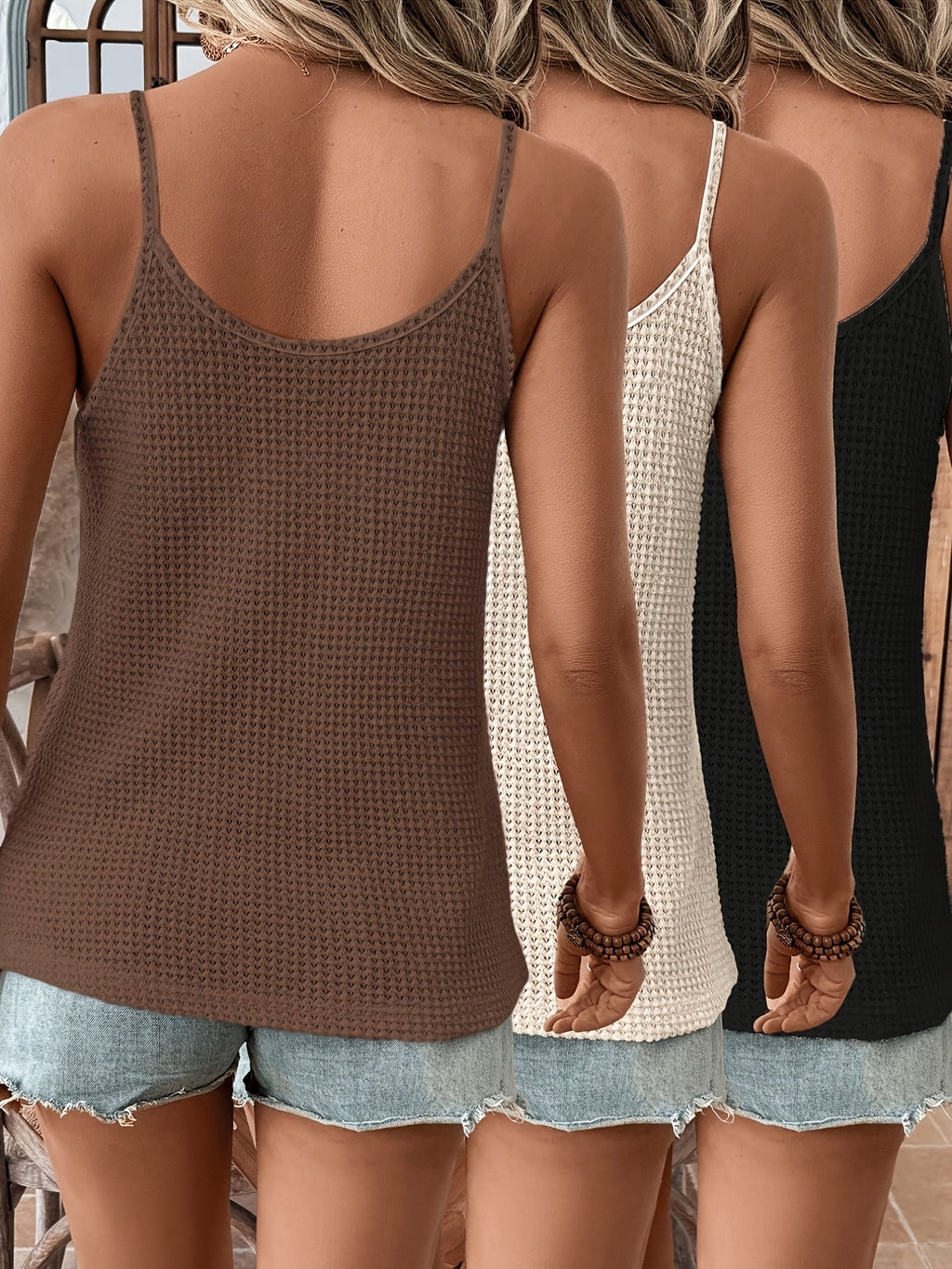 Women's Scalloped V-Neck Textured Knit Sleeveless Cami Top