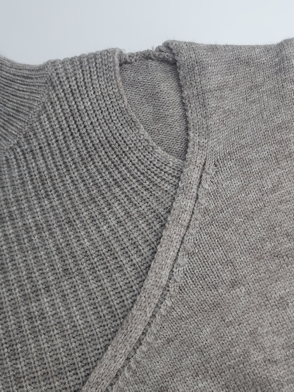 Damenpullover mit Rollkragen und offenen Schultern