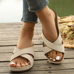 Bequeme Keilsandalen für Damen mit gekreuzten Riemen