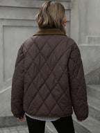 Chaqueta acolchada de rombos para mujer con cuello en contraste