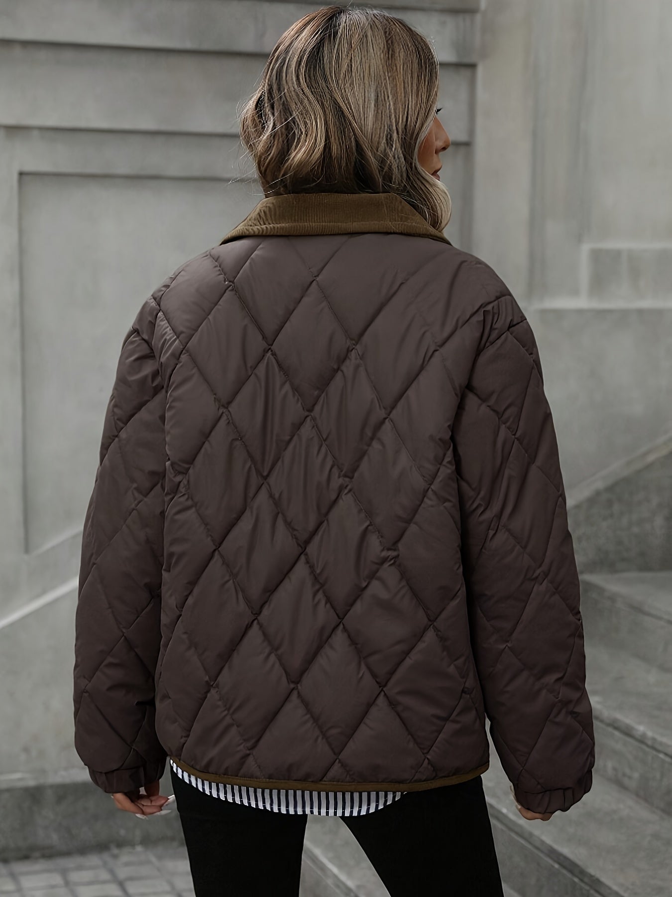 Chaqueta acolchada de rombos para mujer con cuello en contraste