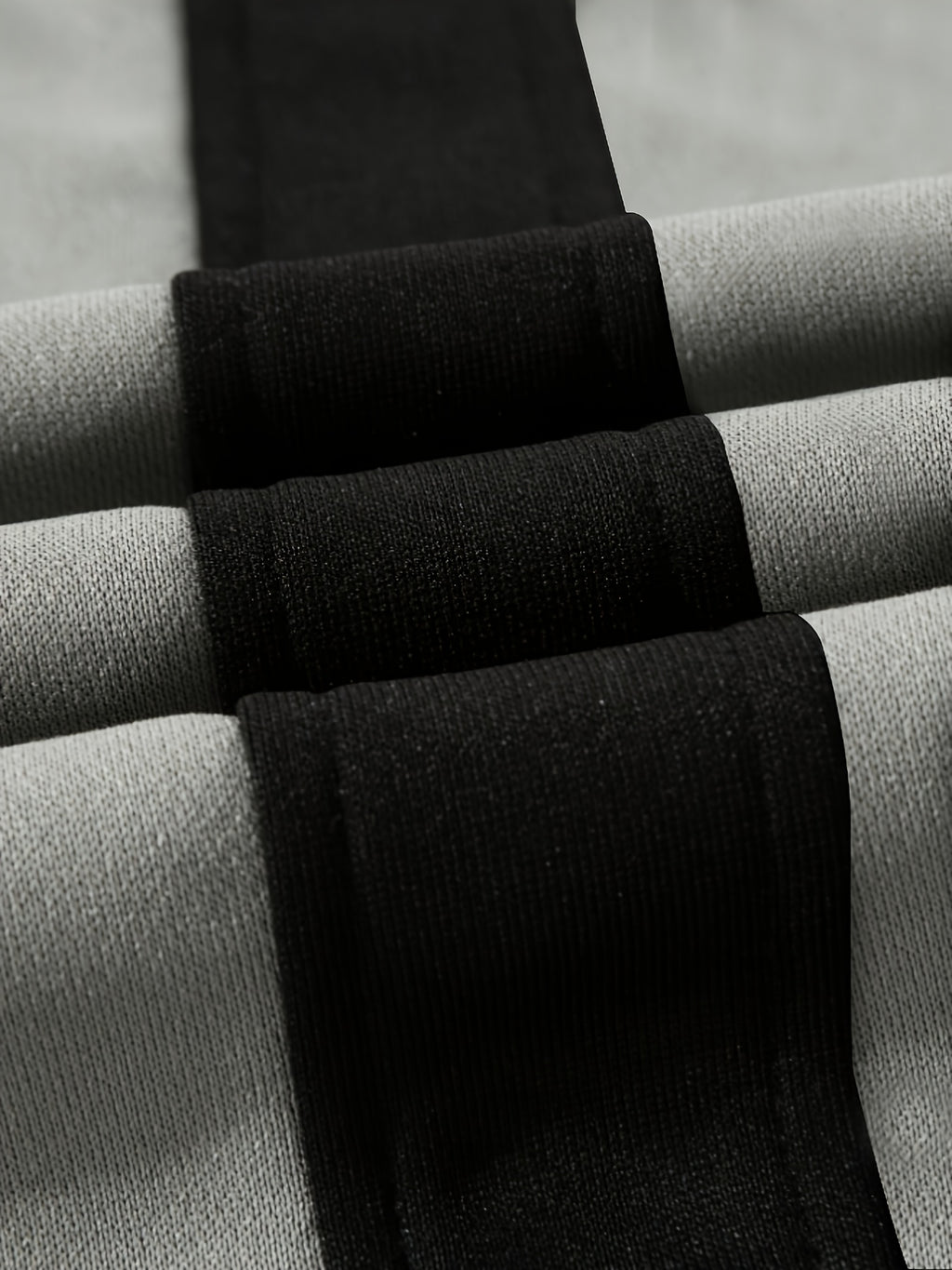 Herren-Sweathose mit Kontrastpaspeln und weitem Bein
