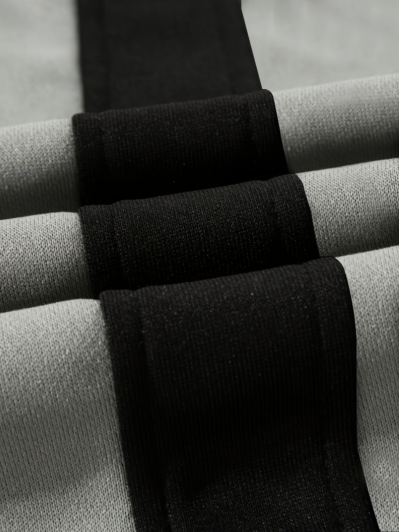 Herren-Sweathose mit Kontrastpaspeln und weitem Bein