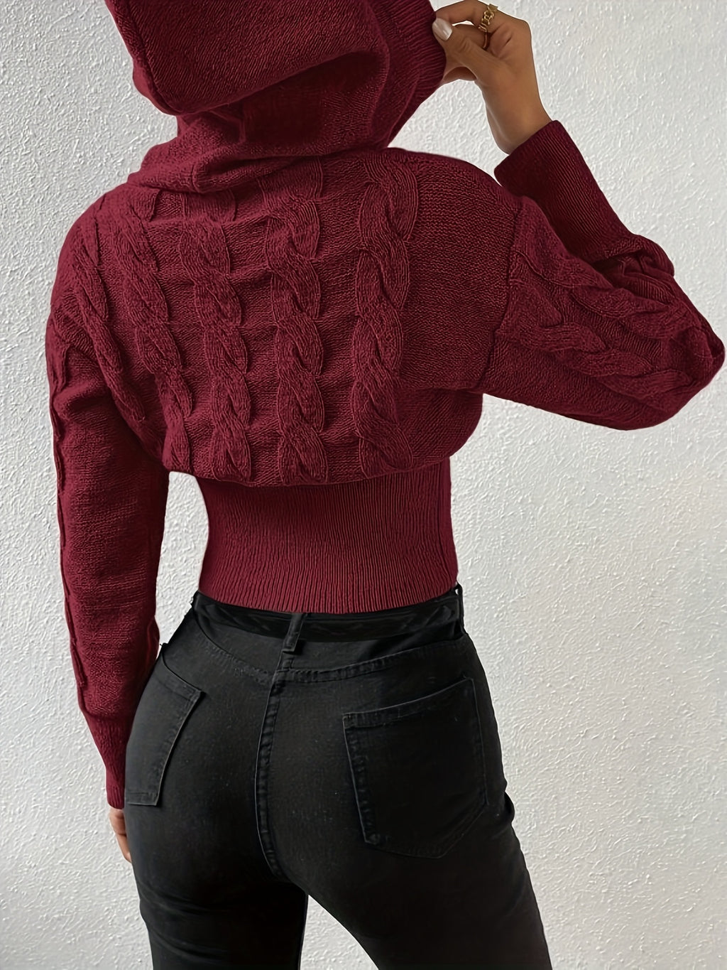 Damestrikket sweater med kabelmønster, hætte og ribkant