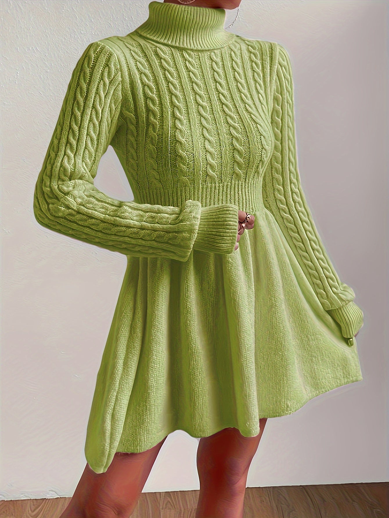 Damenkleid mit Zopfmuster, Rollkragen sowie figurbetontem Oberteil und ausgestelltem Rock
