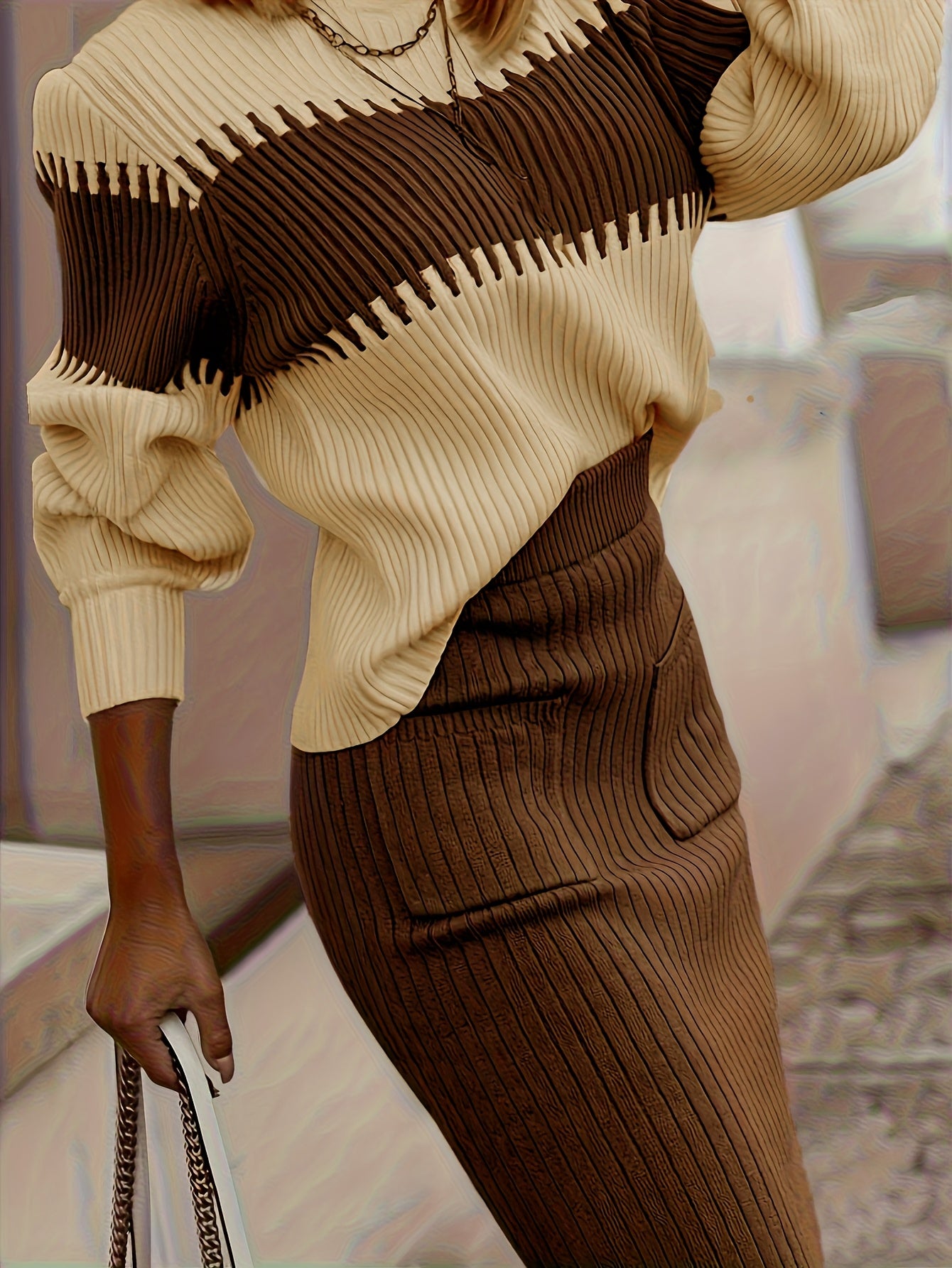 Completo da donna con maglione in maglia a coste e gonna midi