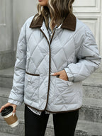 Chaqueta acolchada de rombos para mujer con cuello en contraste