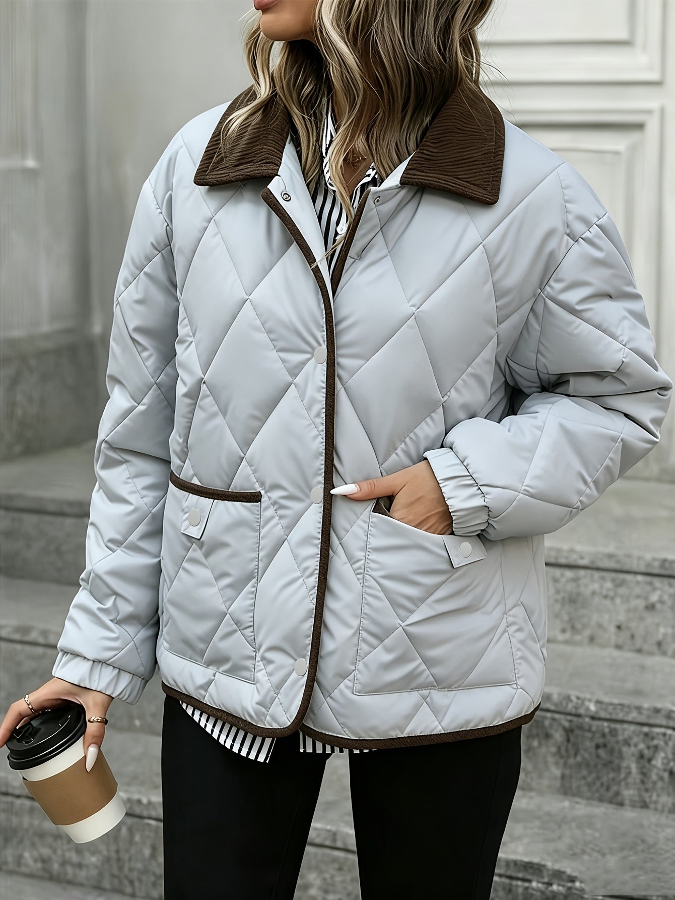Chaqueta acolchada de rombos para mujer con cuello en contraste