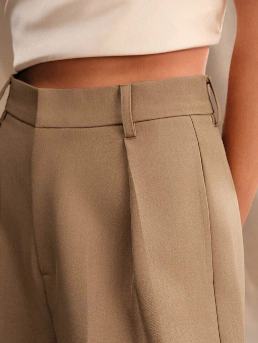 Damenhose mit hohem Bund, weitem Bein, plissiertem Vorderteil und maßgeschneiderter Passform