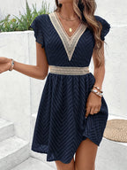Damen Mini-Kleid mit V-Ausschnitt, Spitzenbesatz und flatternden Ärmeln