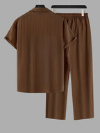 Herren Faltenhemd und Hose Set mit lockerem Schnitt für sommerlichen Stil