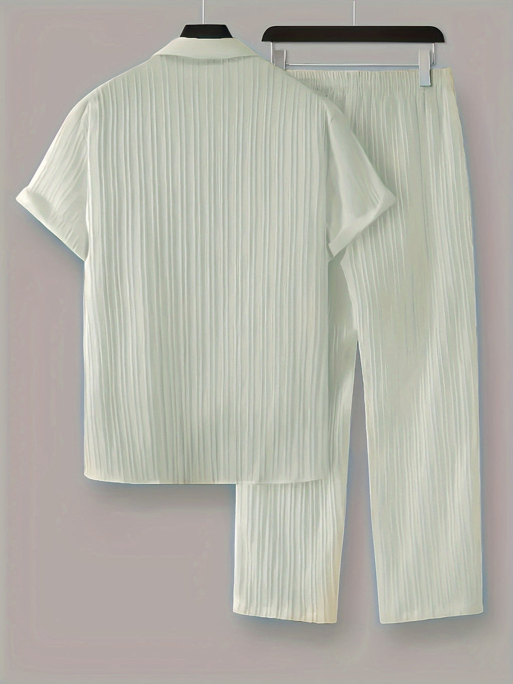 Herren Faltenhemd und Hose Set mit lockerem Schnitt für sommerlichen Stil