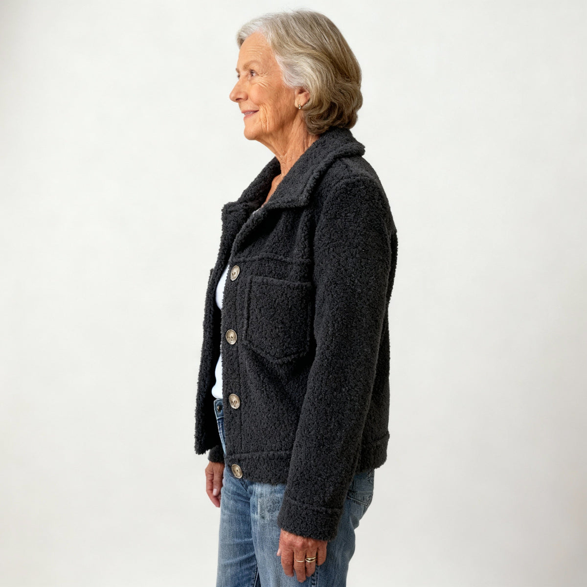 Denimjakke til kvinder med knaplukning foran