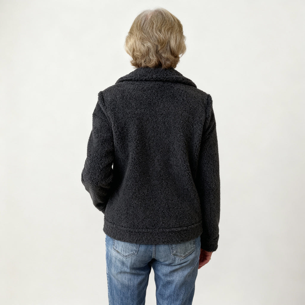 Denimjakke til kvinder med knaplukning foran