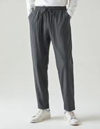 Herren Leichte Kordelzug-Hose mit schmal zulaufendem Bein, elastischem Bund und entspanntem Alltags-Schnitt