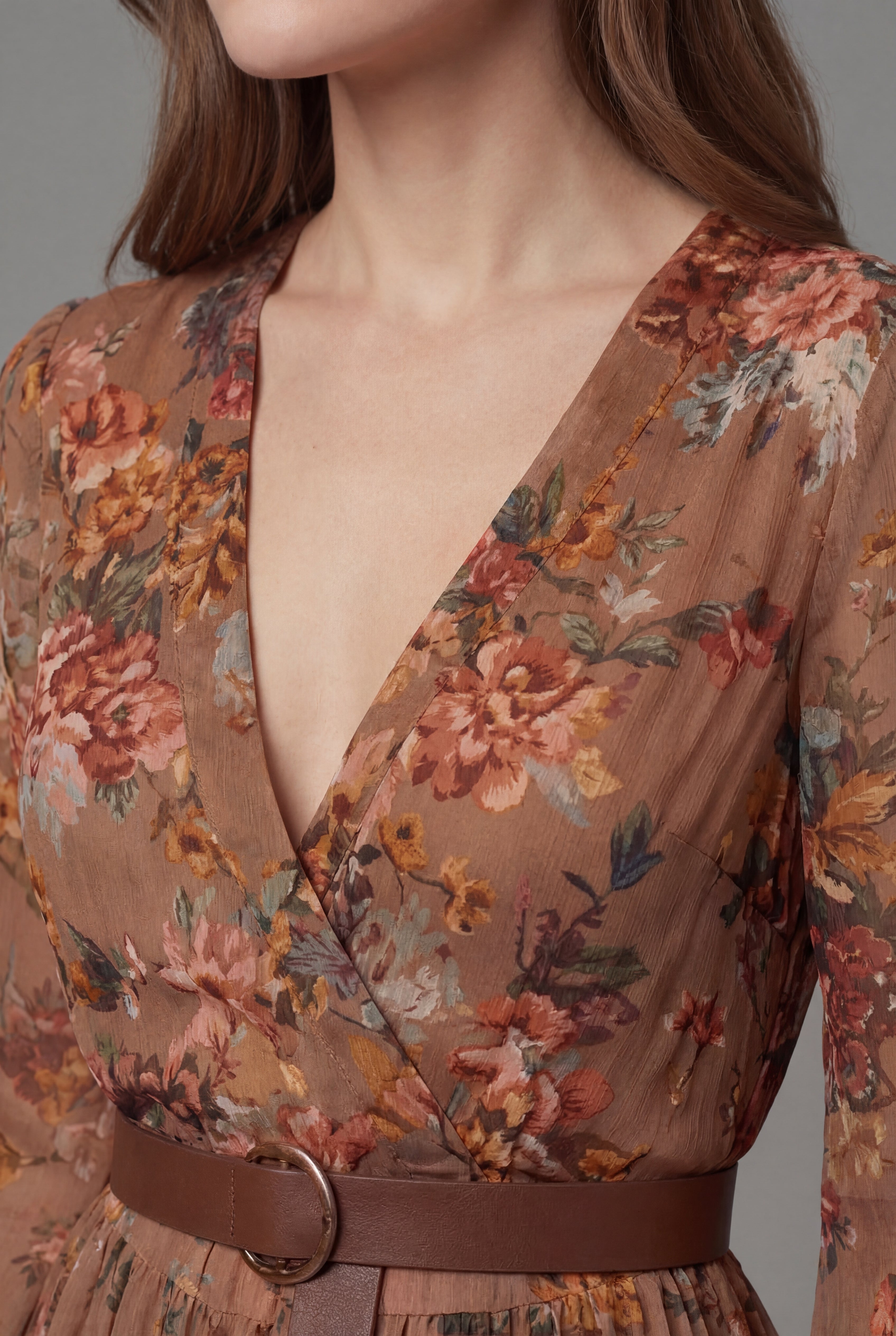 Damen Vintage Blumen Chiffon Maxikleid mit V-Ausschnitt, langen Bischofsärmeln, Taillengürtel und fließender Silhouette
