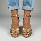 Sandales pour femme à talon carré et brides multiples