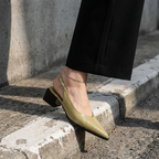 Tacones de mujer con puntera puntiaguda y tira trasera
