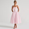 Robe midi vichy élégante avec corsage structuré et jupe fluide