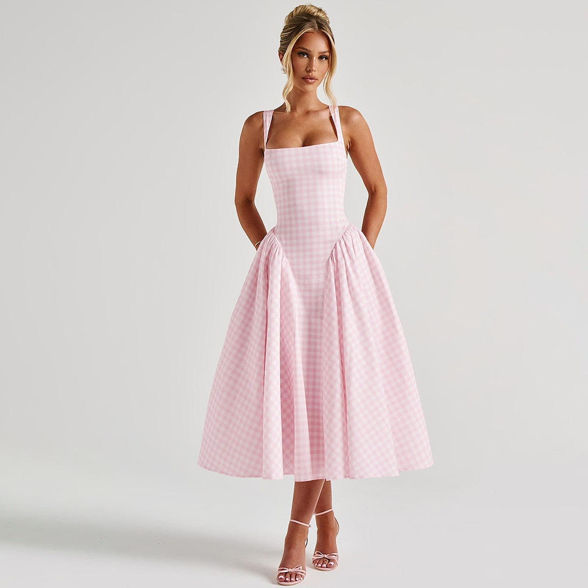 Robe midi vichy élégante avec corsage structuré et jupe fluide