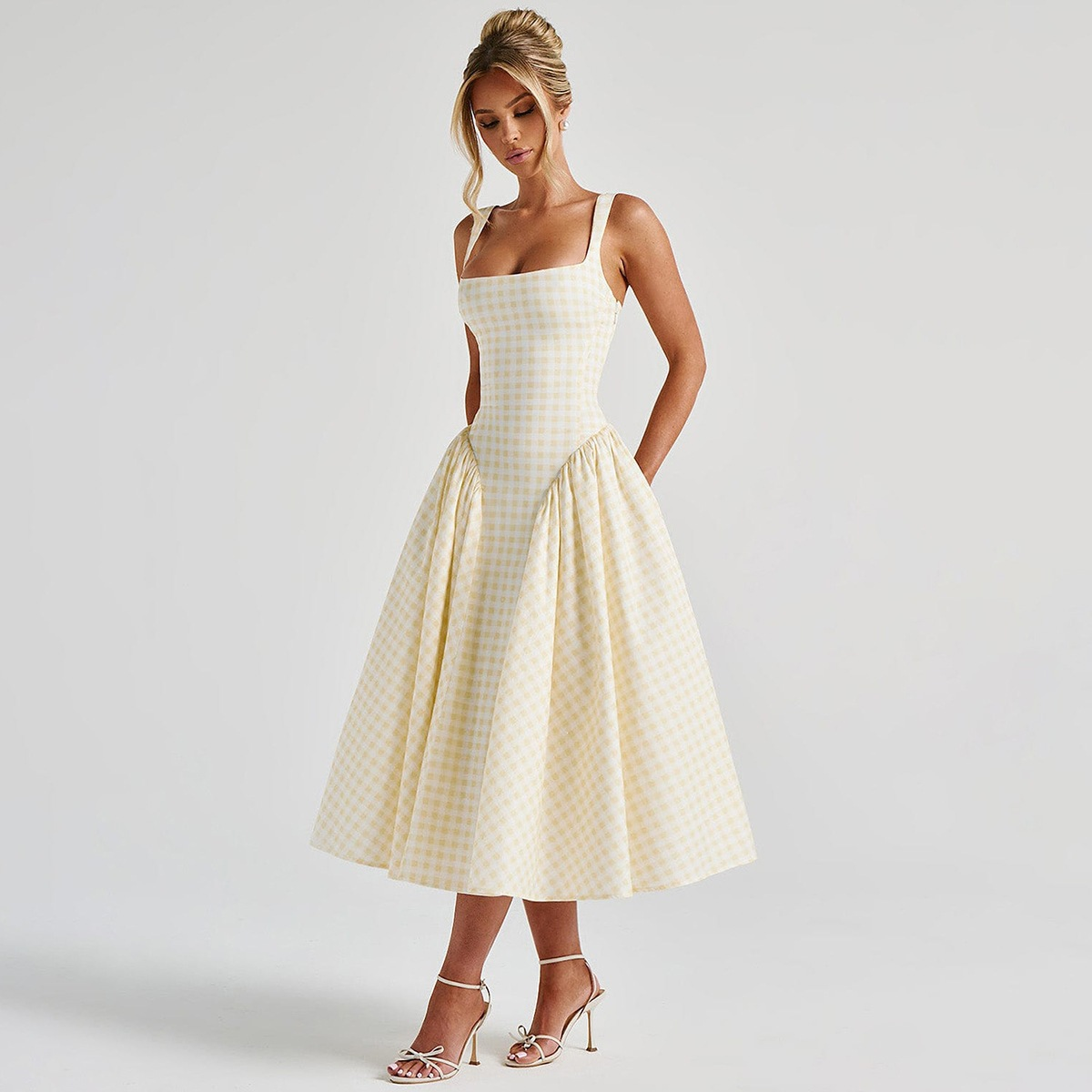 Robe midi vichy élégante avec corsage structuré et jupe fluide