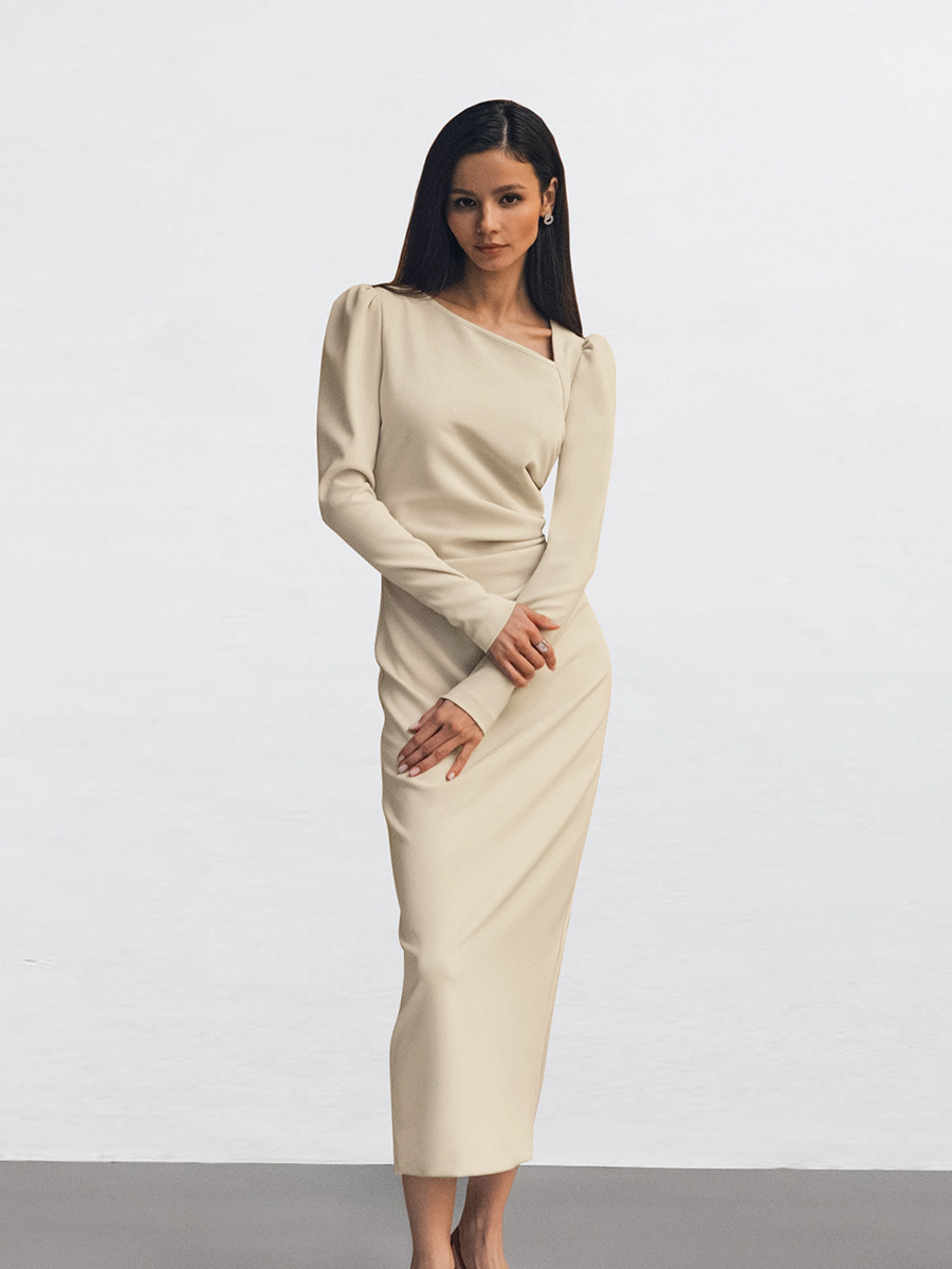 Vestido maxi elegante de mujer con ajuste fluido y mangas largas