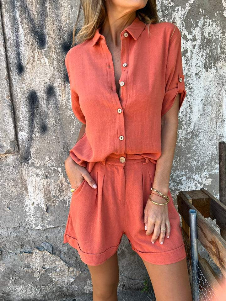 Damen lockeres Hemd mit Knopfleiste und maßgeschneiderten Shorts im Set