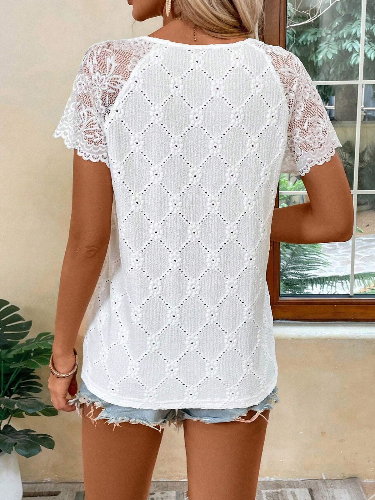 Blouse élégante en dentelle pour femmes avec dos ouvert et détails brodés