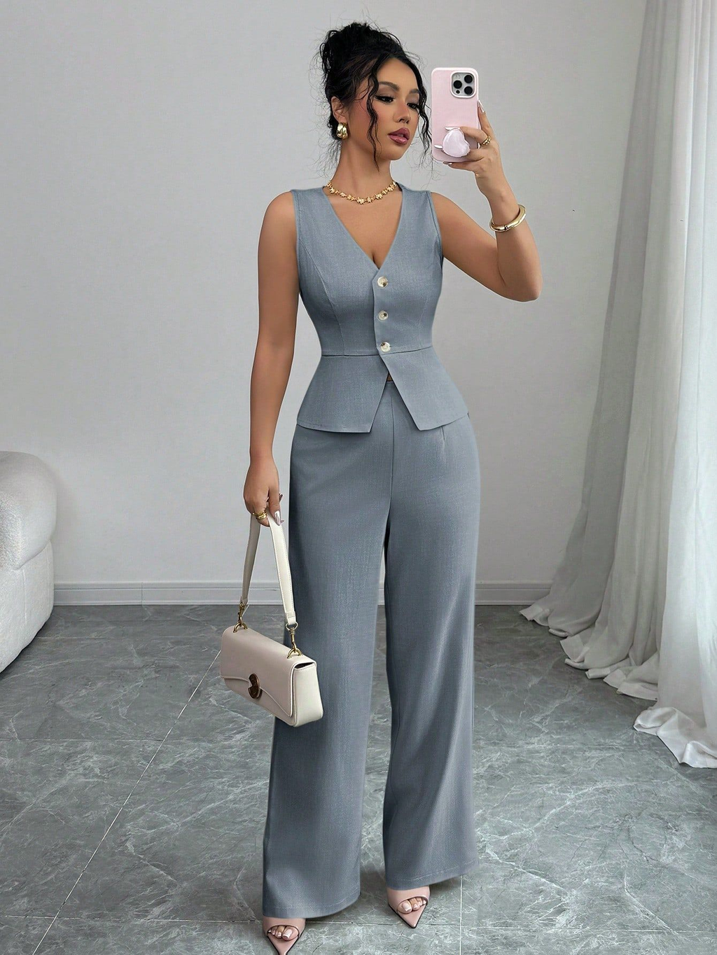 Completo da donna con gilet sartoriale e pantaloni a gamba larga