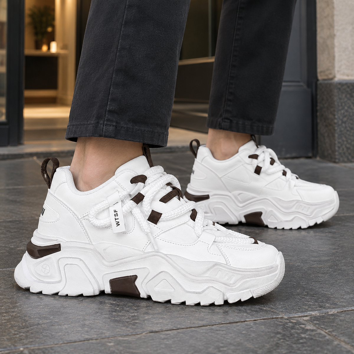 Dame-sneakers med kraftig sål og snørebånd