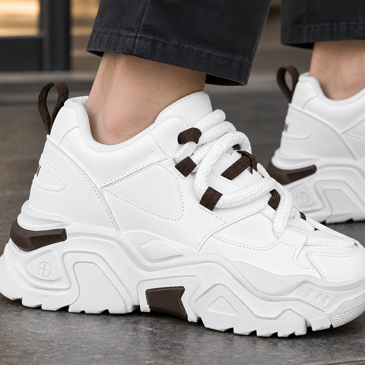 Dame-sneakers med kraftig sål og snørebånd