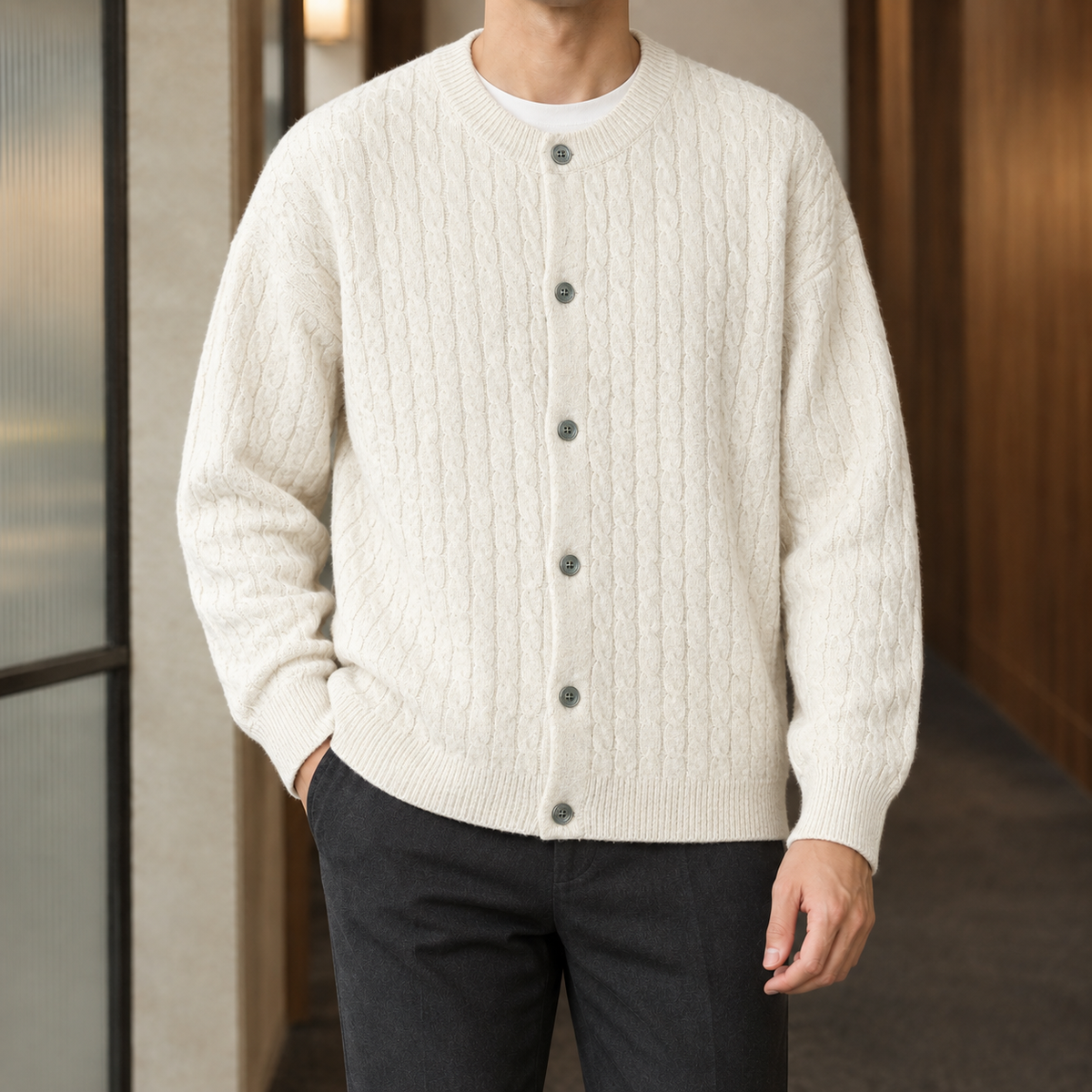 Herren-Strickjacke mit Zopfmuster und Knöpfen