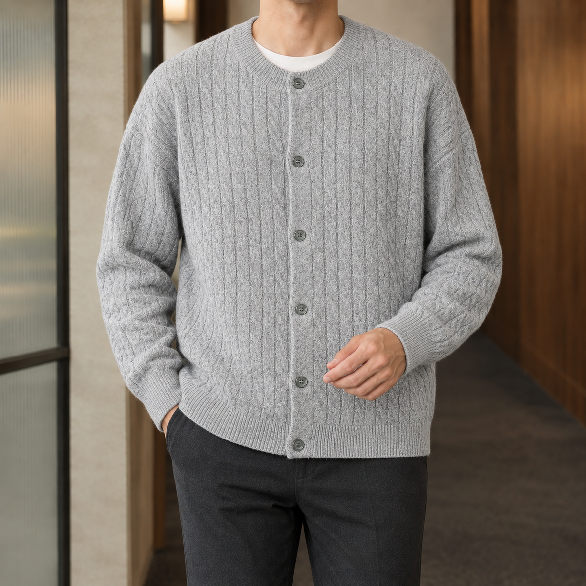 Herren-Strickjacke mit Zopfmuster und Knöpfen