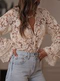 Damenbluse mit Blumen-Spitze, V-Ausschnitt und Knopfleiste vorne