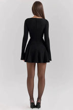 Elegantes Damen Minikleid mit figurbetonter Passform, langen Ärmeln und Knopfmanschetten