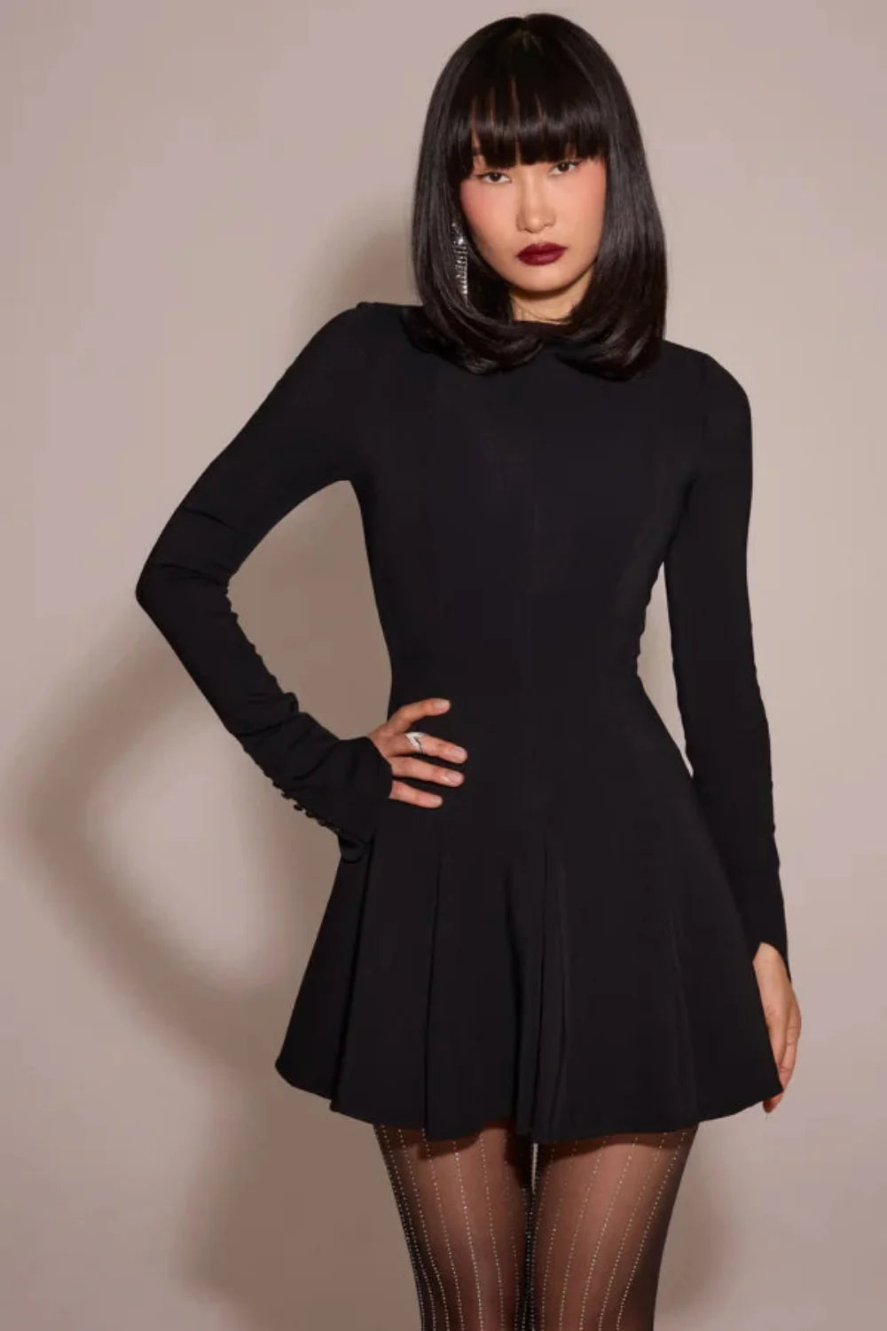 Elegantes Damen Minikleid mit figurbetonter Passform, langen Ärmeln und Knopfmanschetten