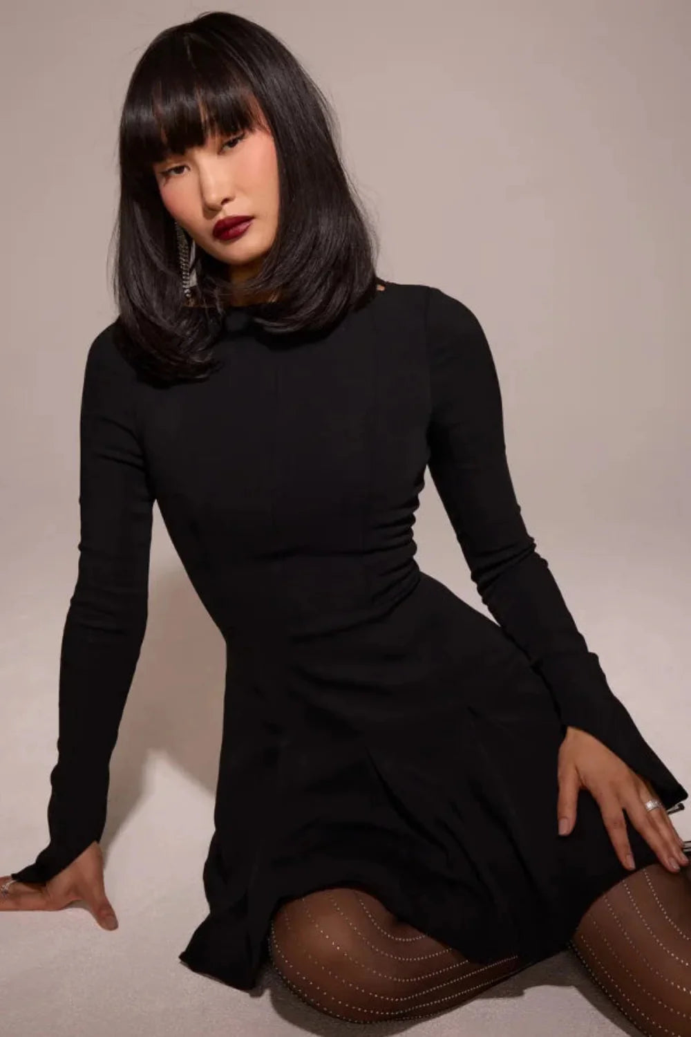 Elegantes Damen Minikleid mit figurbetonter Passform, langen Ärmeln und Knopfmanschetten