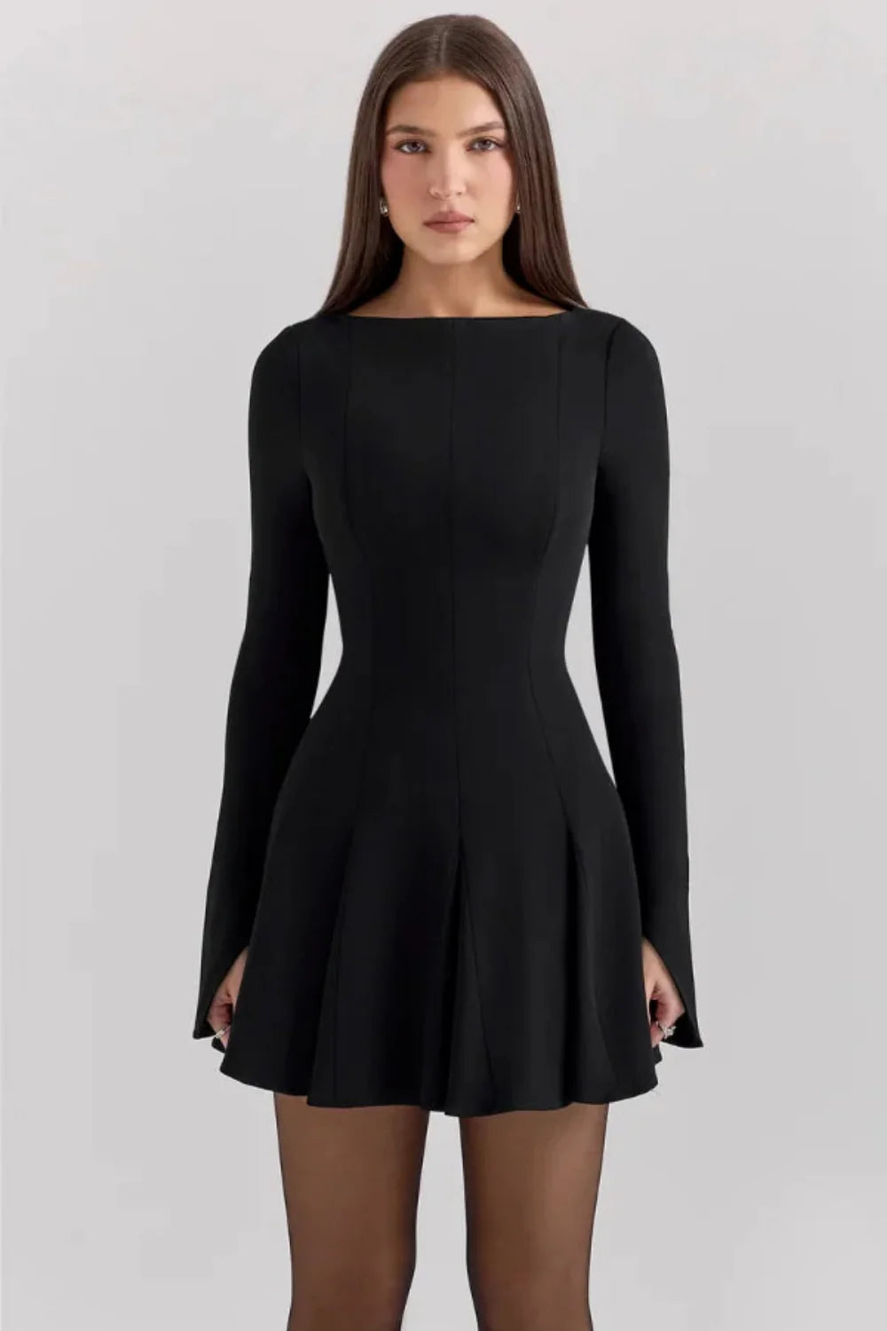 Elegantes Damen Minikleid mit figurbetonter Passform, langen Ärmeln und Knopfmanschetten