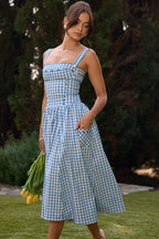 Elegantes Gingham Midikleid mit strukturiertem Oberteil und fließendem Rock