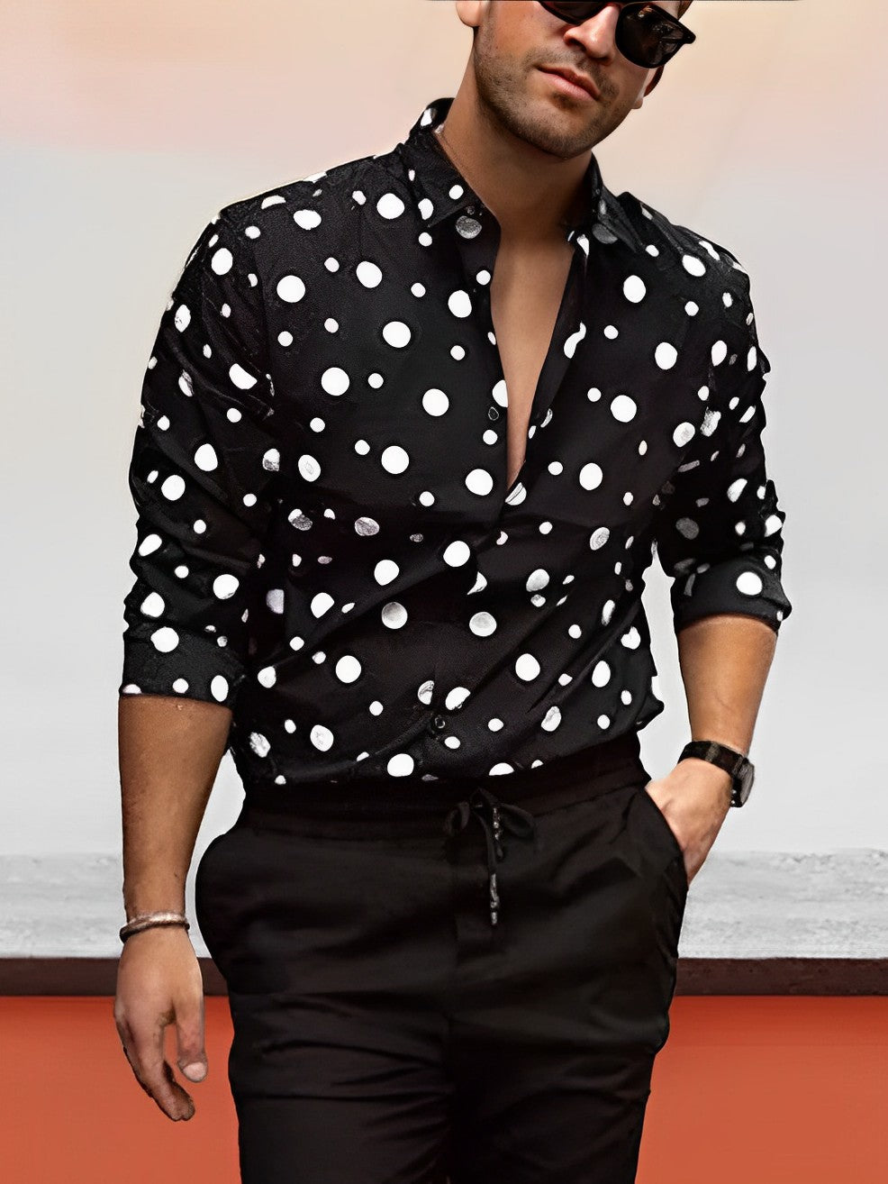 Herrenhemd mit Polka-Dots, Stehkragen und langen Ärmeln