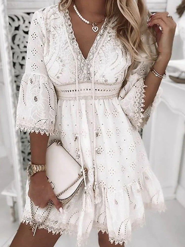 Damen Boho-Augenlet-Spitzen-Minikleid mit V-Ausschnitt, Glockenärmeln, Quastenbändern und gewelltem Saum