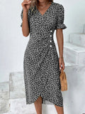 Damen-Midikleid mit Blumenmuster und Wickeldesign sowie seitlichen Knopfdetails