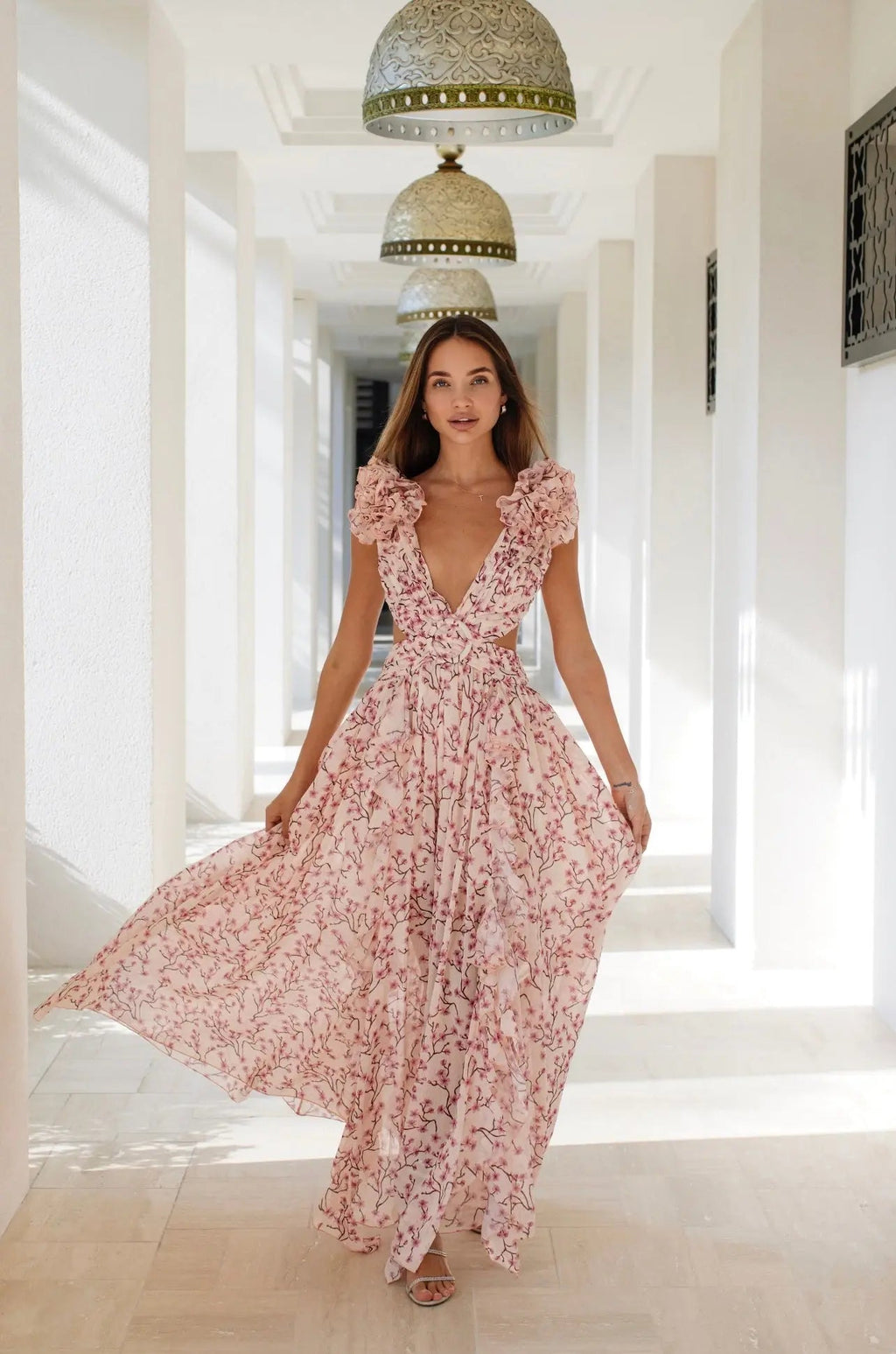 Maxikleid für Damen mit Blumenmuster, Rüschenärmeln, Cut-Out-Details, tiefem V-Ausschnitt und fließender Silhouette
