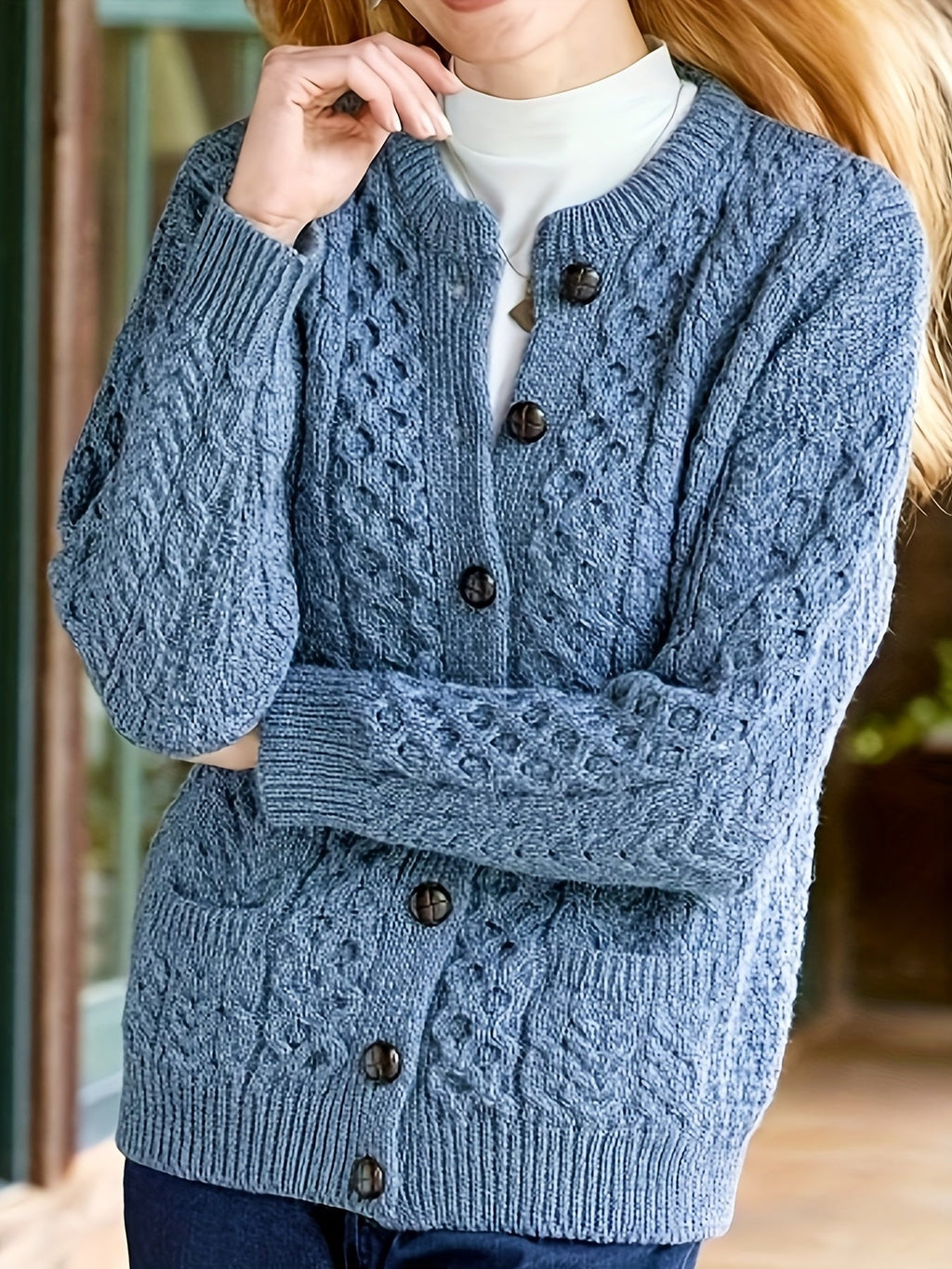 Cardigan da donna in maglia con abbottonatura frontale