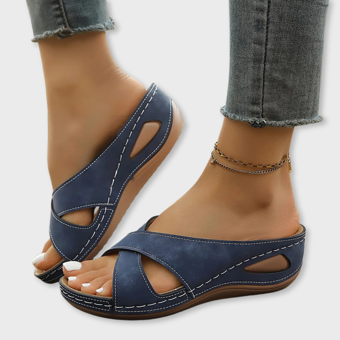 Bequeme Keilsandalen für Damen mit gekreuzten Riemen