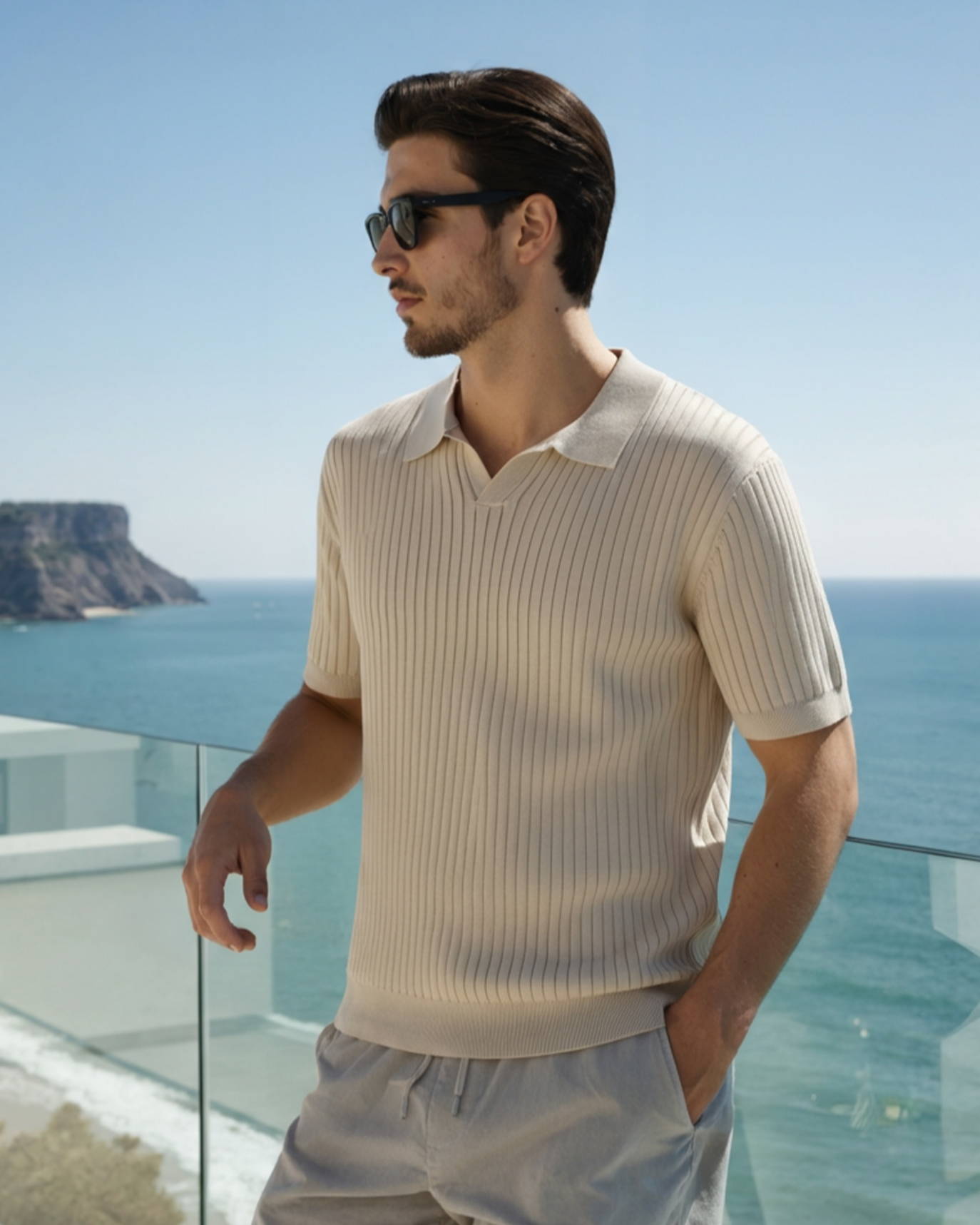 Herren-Polo mit minimalistischem Rippenstrick, vertikalem Strukturmuster und modernem, lockerem Schnitt